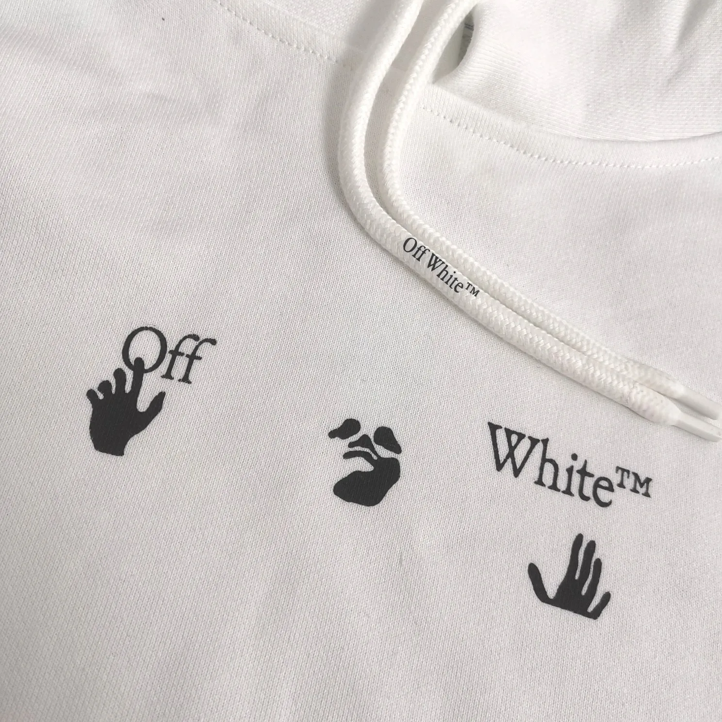 22SS top tested version environmentally friendly series OFFWHITE OW world environmentally friendly green big tree graffiti pure cotton loose unisex round neck sweatshirt I won’t introduce much else here, just get to the point. This printed tree is different from the short-sleeved ones. The leaf shape part of the printing is replaced by embroidery. This cannot be seen from the picture level (you will definitely make a mistake when you look at the picture). Many versions on the market directly look at the picture and make the pattern, without worrying about this detail.  The fabric is made of 480g fish scale terry cotton fabric, and the hem is slit. This is the key detail.  The white front chest is the new slogan of the trumpet, and the back is also different. They are all framed by the classic and iconic large warning arrows. The black arrows are lake green, with a few white water-like patterns added; the white ones are sky blue arrows, with a big tree inside with branches and leaves filling the entire pattern. Both pieces are interpretations of traditional retro hand-painted graffiti painting techniques, which fully embody the natural and environmentally friendly atmosphere.  Color: White Size: XS-L P:410